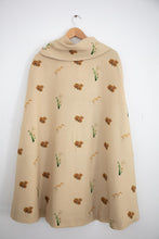 Load image into Gallery viewer, Cream Cape, Day